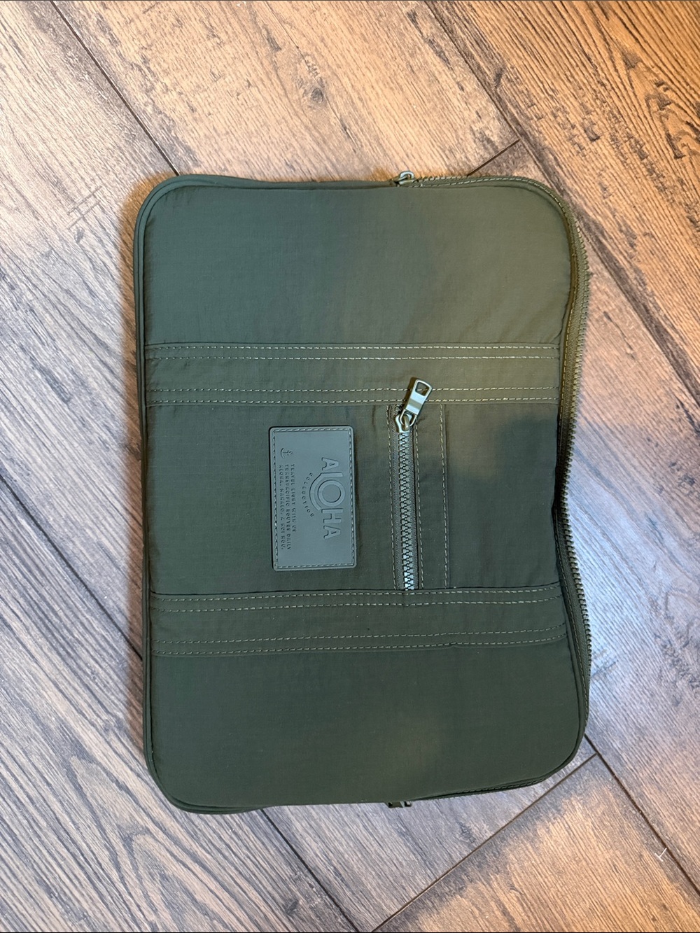 NWOT ALOHA Collection Keep It Light Olive Green Laptop Case